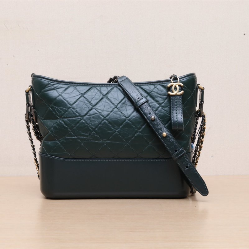 CHANEL GABRIELLE流浪中號28墨綠色牛皮25開金銀扣肩背包-1