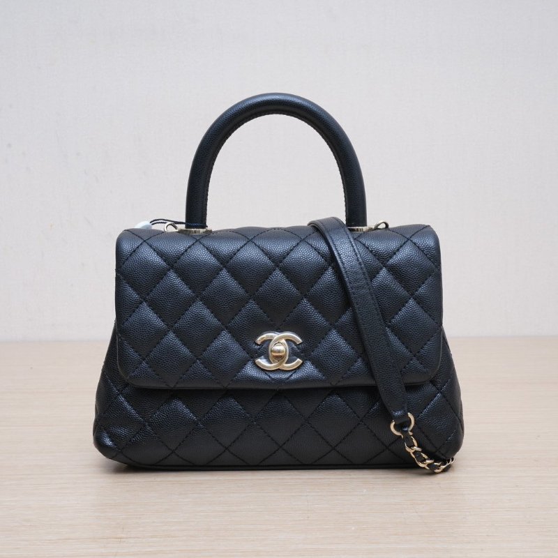 CHANEL CocoHandle小號24黑色荔枝牛皮30開金扣肩背包-1