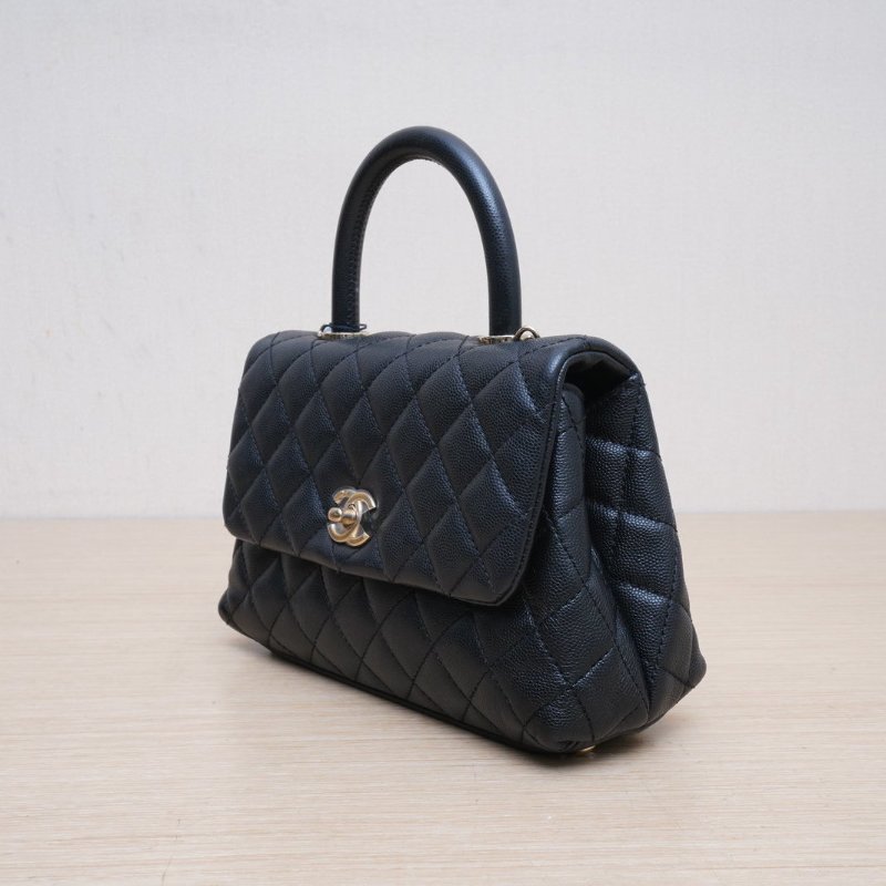 CHANEL CocoHandle小號24黑色荔枝牛皮30開金扣肩背包-4