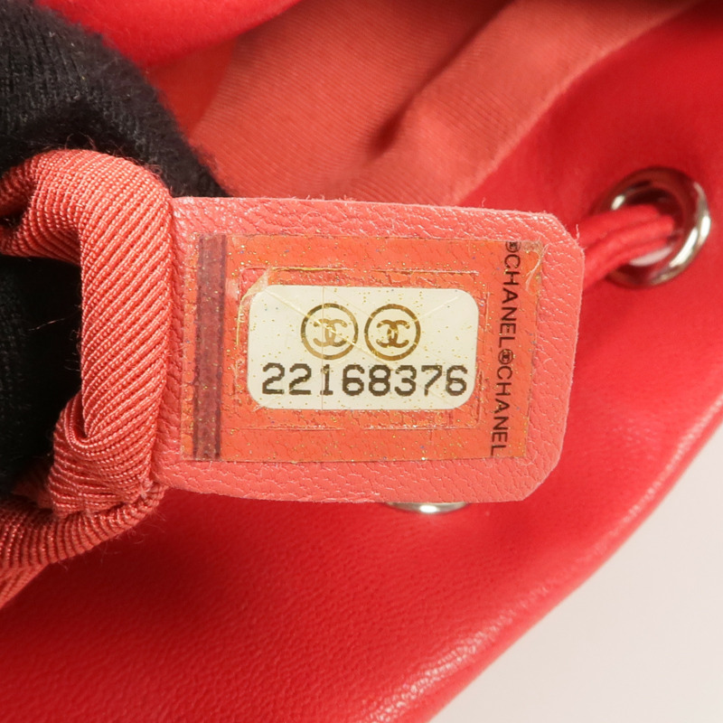 CHANEL 羊皮皮革Urban Spirit銀扣背包-16