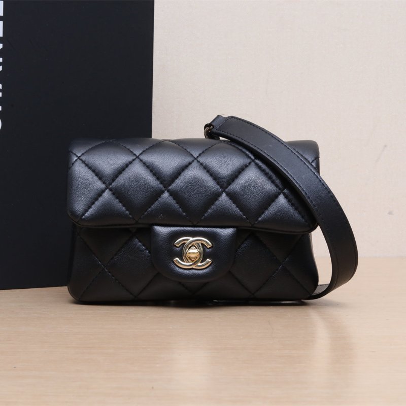 CHANEL 20春夏珍珠字母腰包胸包黑色羊皮29開金扣肩背包-0