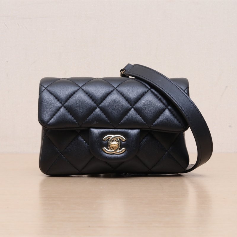 CHANEL 20春夏珍珠字母腰包胸包黑色羊皮29開金扣肩背包-1
