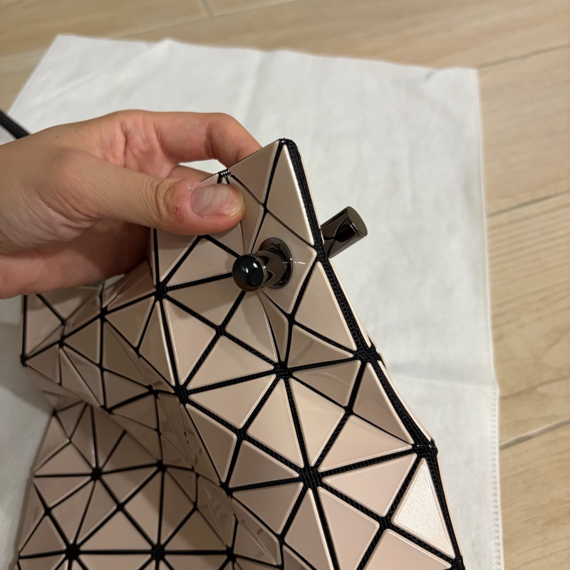 BAO BAO WRING 亮面水桶包 奶茶色-3