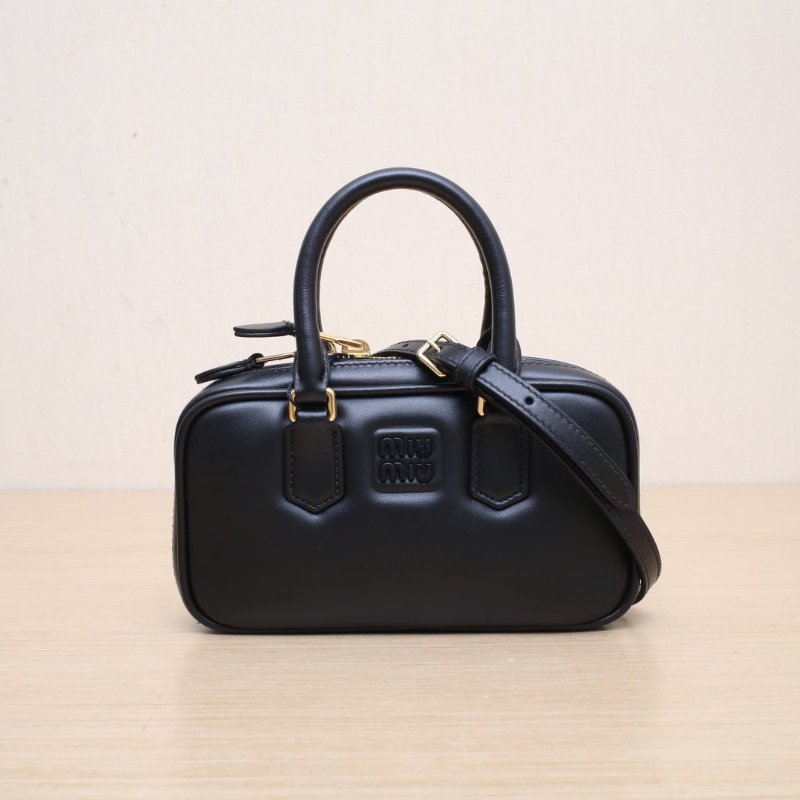 MIU MIU Arcadiemini19.5黑色牛皮肩背包-1