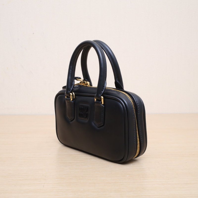 MIU MIU Arcadiemini19.5黑色牛皮肩背包-4