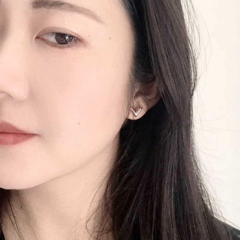 LOUIS VUITTON 經典Essential V耳環 - 金-7