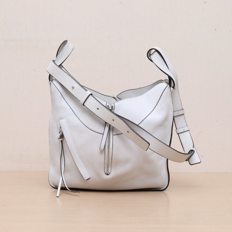 LOEWE Hammock吊床包小號白色牛皮銀扣肩背包-1