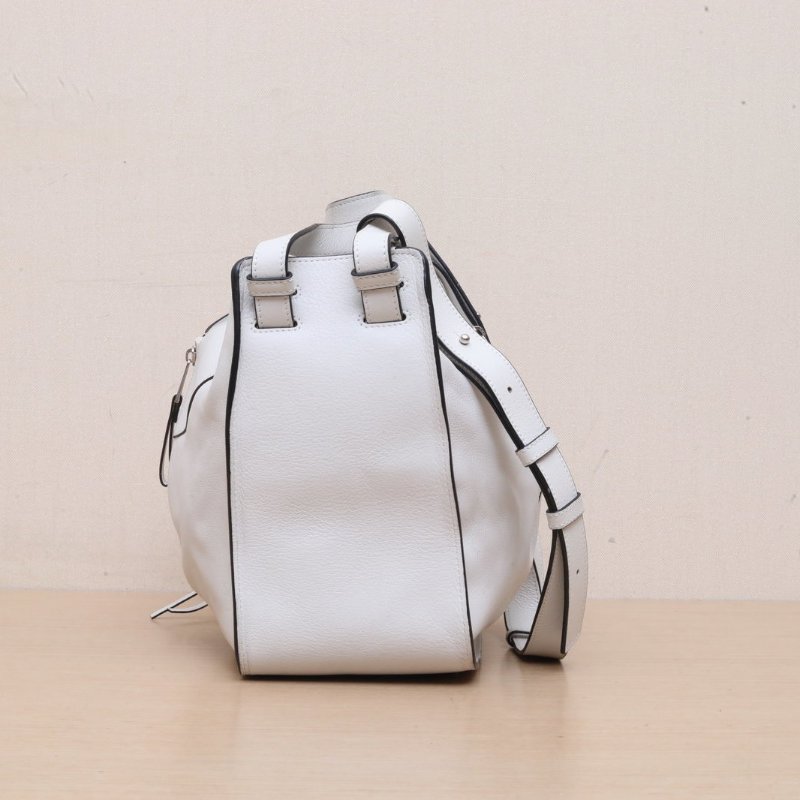 LOEWE Hammock吊床包小號白色牛皮銀扣肩背包-4