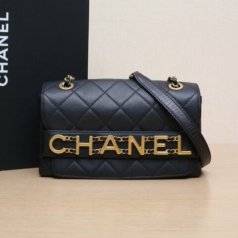 CHANEL 20P口蓋包21黑色牛皮29開金扣Chanel元素徽章菱格紋肩背包