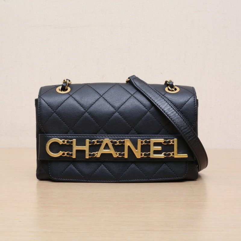 CHANEL 20P口蓋包21黑色牛皮29開金扣Chanel元素徽章菱格紋肩背包-1