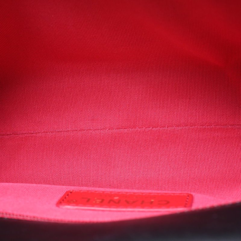 CHANEL 20P口蓋包21黑色牛皮29開金扣Chanel元素徽章菱格紋肩背包-2