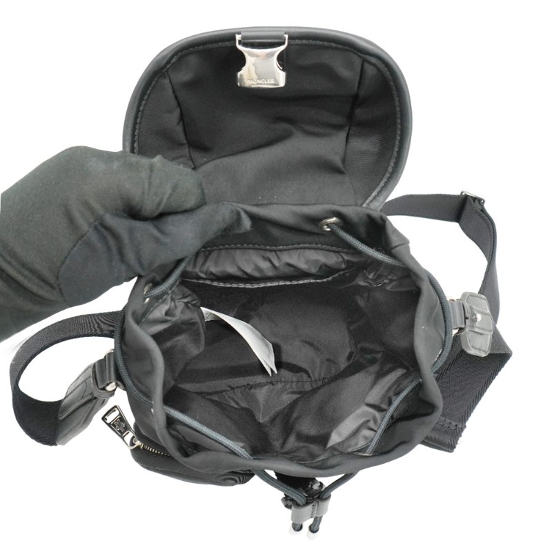 Moncler 尼龍壓釦雙口袋迷你斜背包(黑)-5