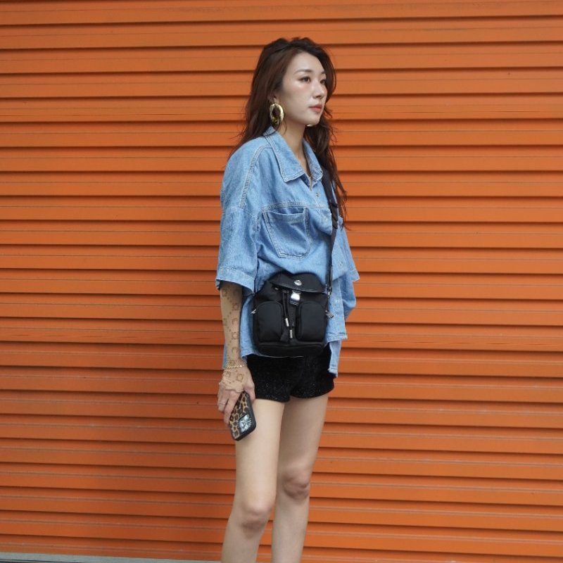 Moncler 尼龍壓釦雙口袋迷你斜背包(黑)-0