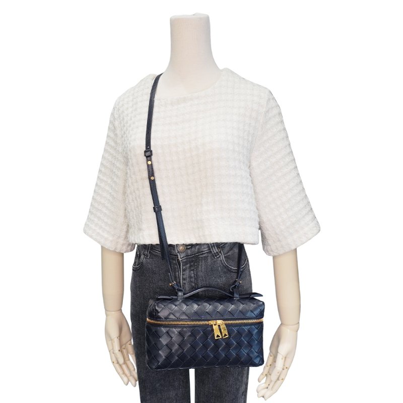 Bottega Veneta Bang Bang 牛皮編織金釦手提兩用化妝包(789109-藏藍)-5