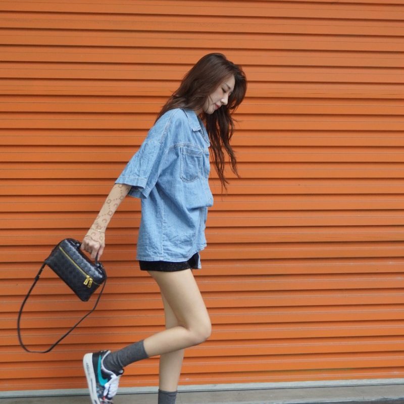 Bottega Veneta Bang Bang 牛皮編織金釦手提兩用化妝包(789109-藏藍)-6