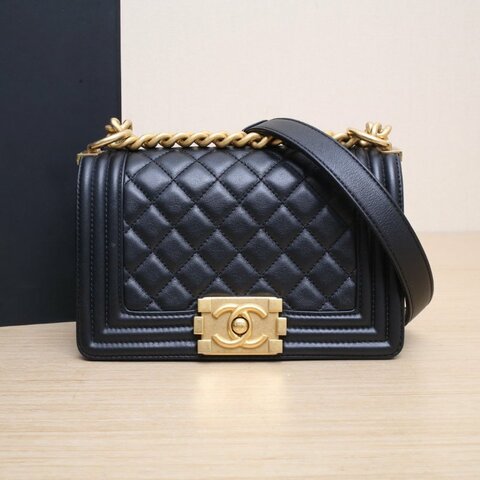 CHANEL Leboy小號20.5黑色牛皮晶片開金扣肩背包