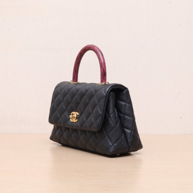 CHANEL 黑色荔枝牛皮26開金扣CocoHandle小號蛇皮手柄肩背包-4
