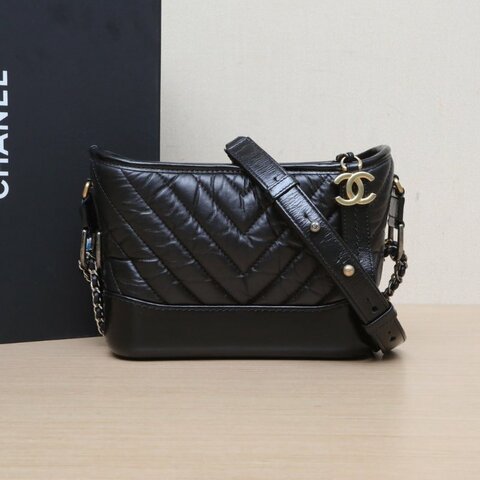 CHANEL GABRIELLE流浪小號20黑色牛皮26開金銀扣V紋肩背包