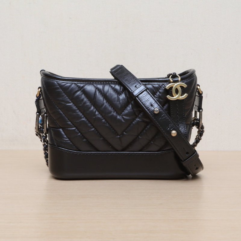 CHANEL GABRIELLE流浪小號20黑色牛皮26開金銀扣V紋肩背包-1