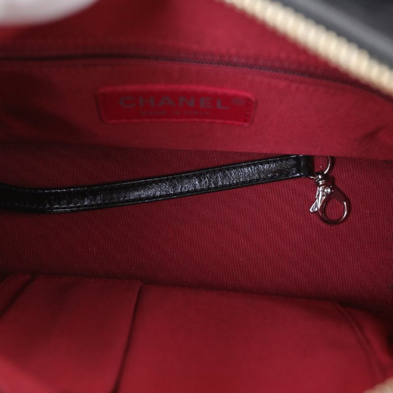 CHANEL GABRIELLE流浪小號20黑色牛皮26開金銀扣V紋肩背包-2