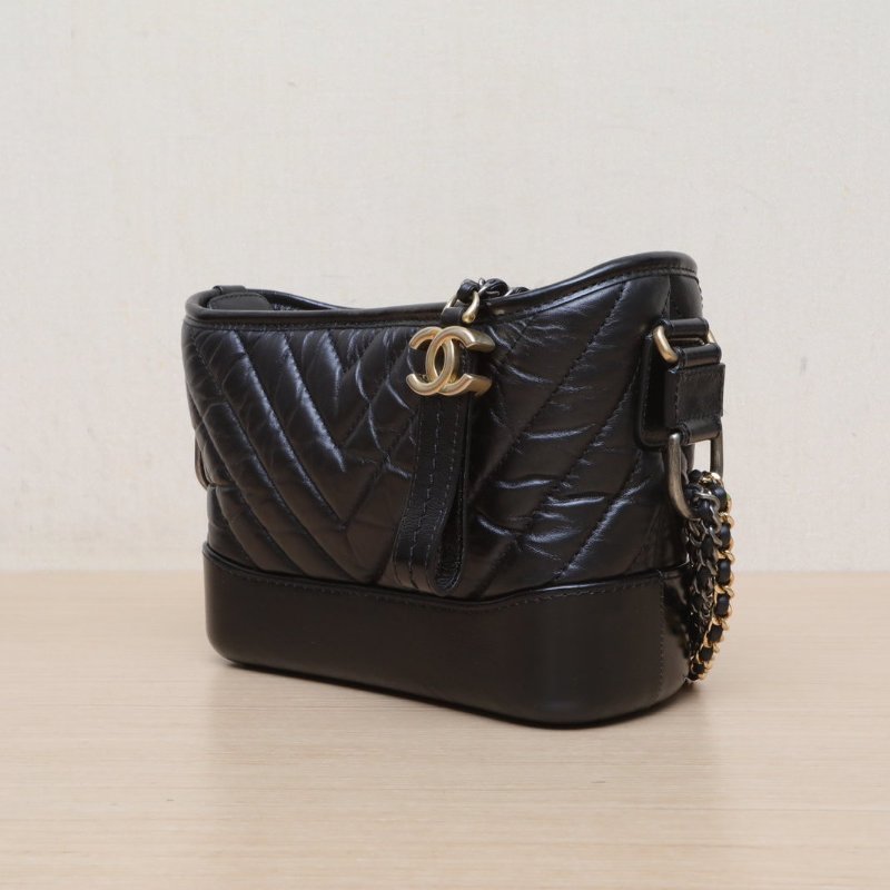 CHANEL GABRIELLE流浪小號20黑色牛皮26開金銀扣V紋肩背包-3
