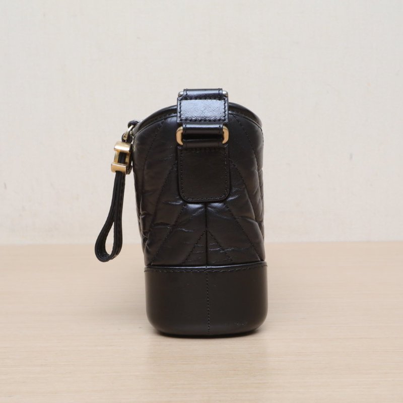 CHANEL GABRIELLE流浪小號20黑色牛皮26開金銀扣V紋肩背包-4