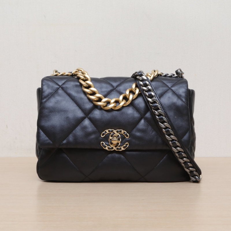 CHANEL 19BAG口蓋包中號30黑色羊皮30開金銀扣肩背包-1