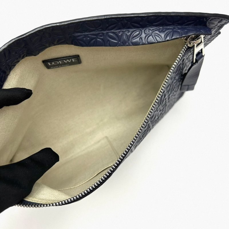 LOEWE 午夜藍浮雕滿logo手拿包30*20*4.5 98新配件塵袋-5