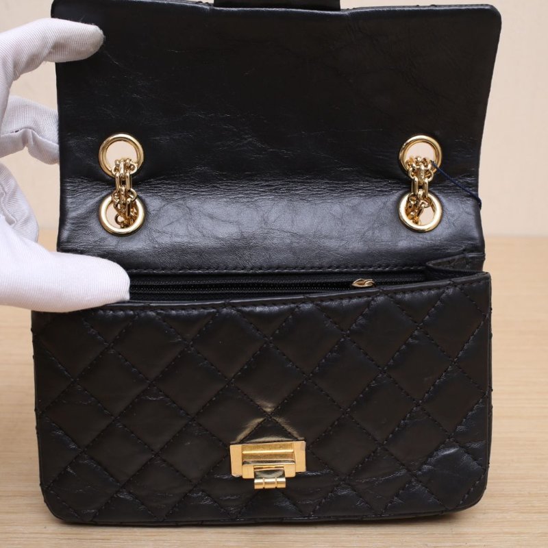 CHANEL 2.55口蓋包迷你20黑色牛皮28開金扣肩背包-2