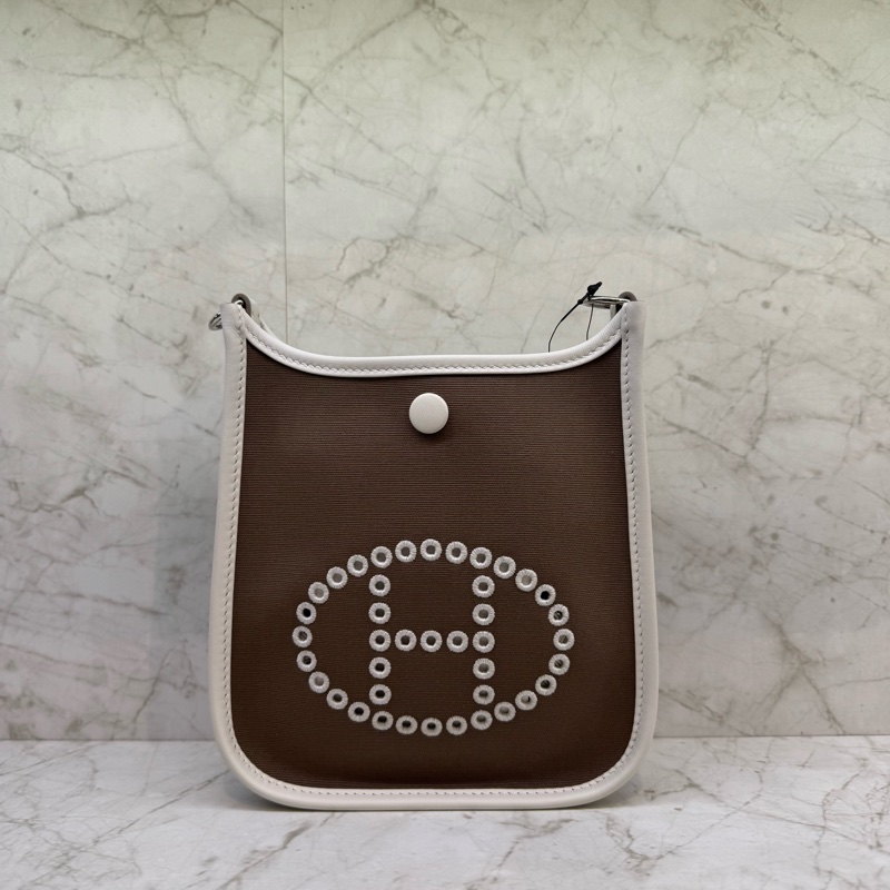 HERMES奶茶灰拼白刺繡Mini Evelyne-0