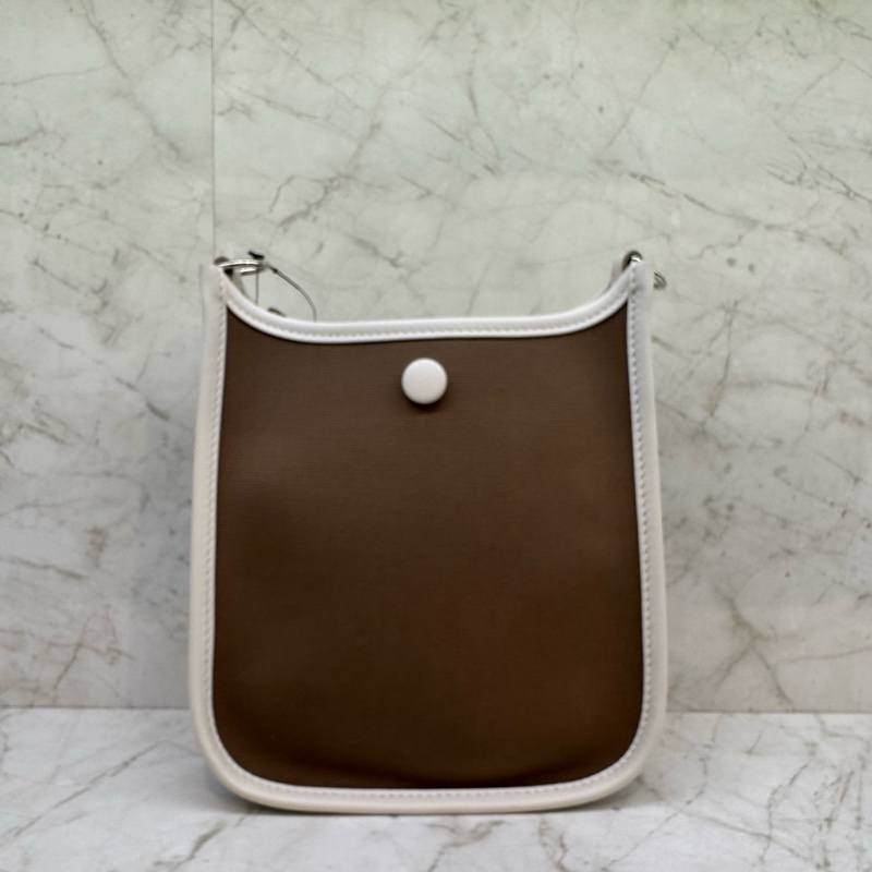 HERMES奶茶灰拼白刺繡Mini Evelyne-2