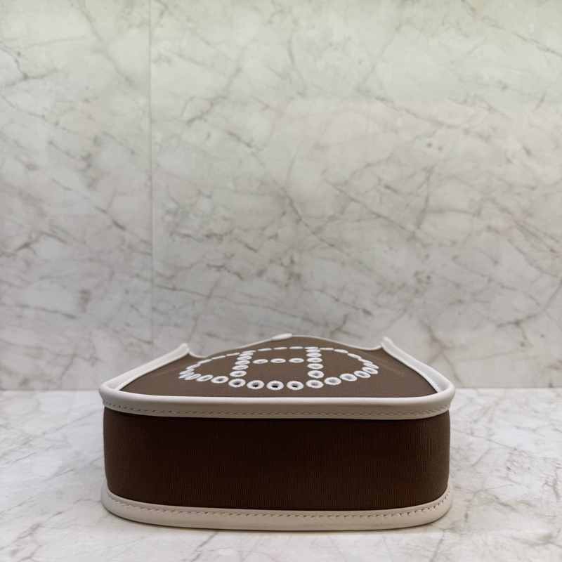 HERMES奶茶灰拼白刺繡Mini Evelyne-4