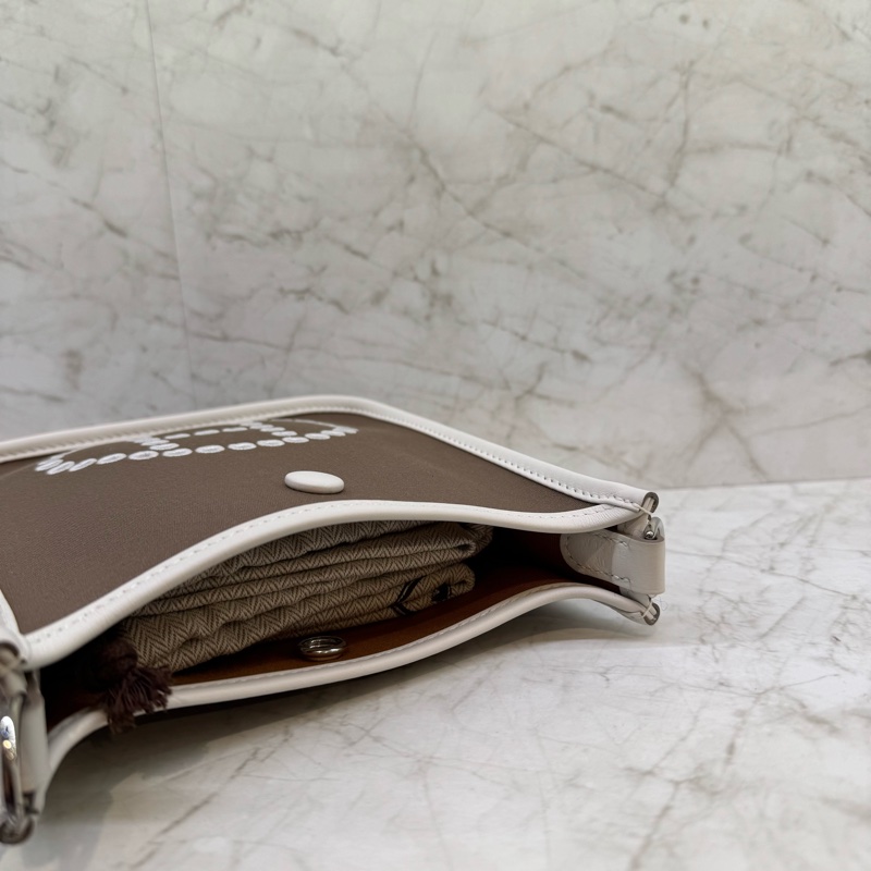 HERMES奶茶灰拼白刺繡Mini Evelyne-5