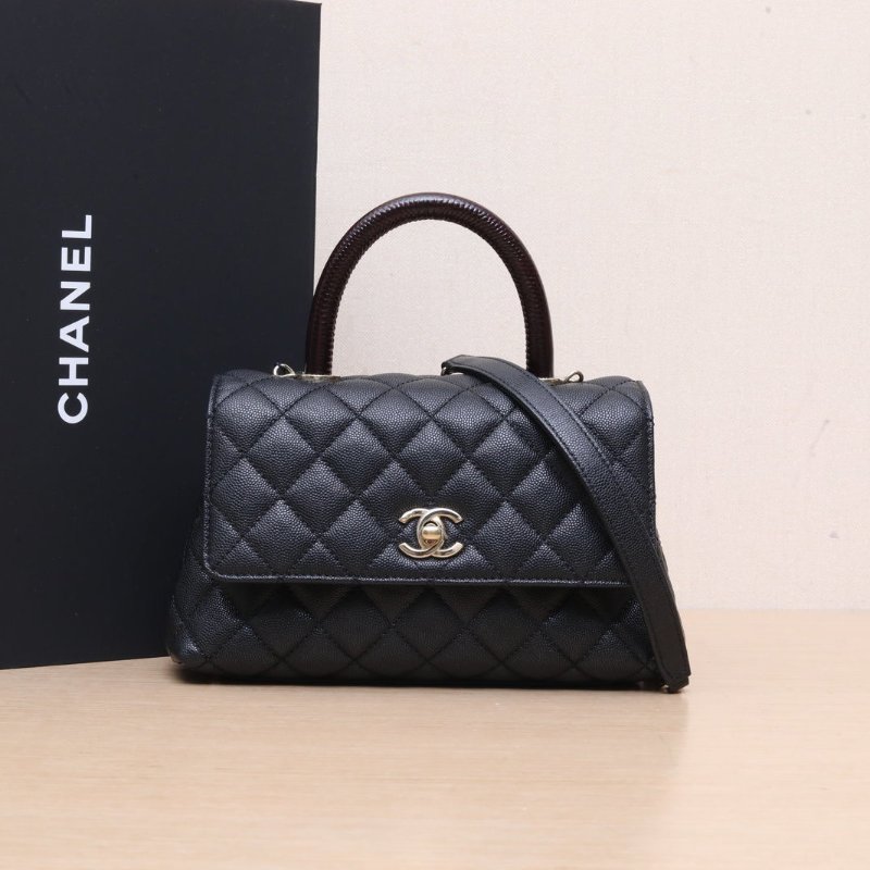 CHANEL CocoHandle小號24黑色荔枝牛皮晶片開淺金扣肩背包-0