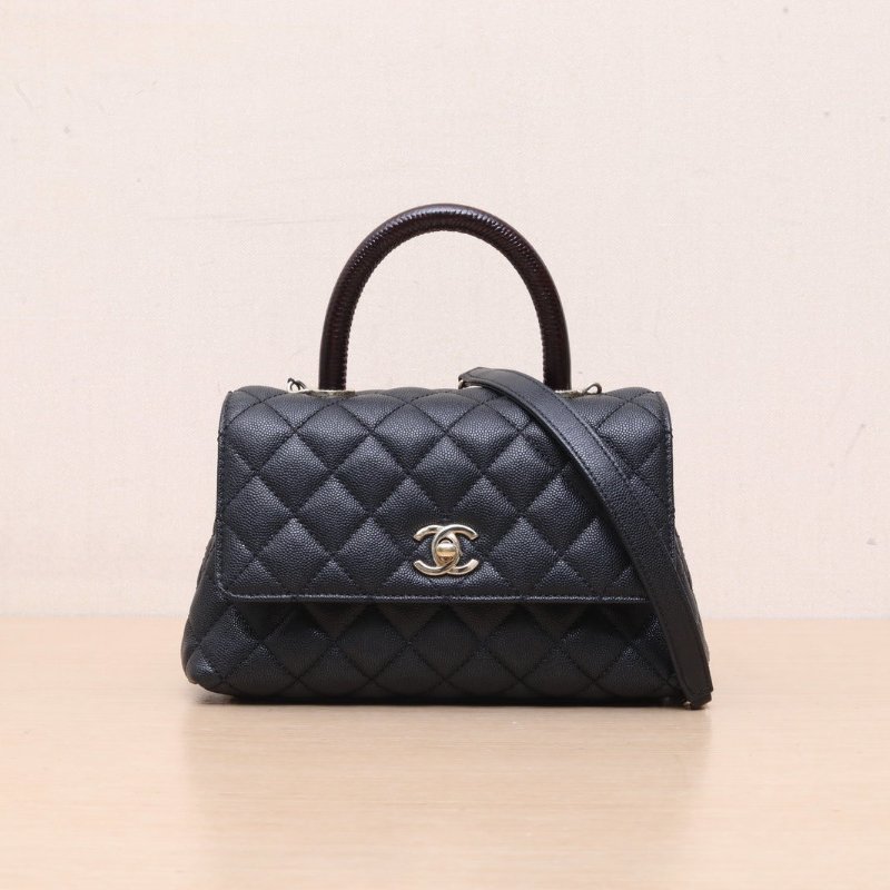 CHANEL CocoHandle小號24黑色荔枝牛皮晶片開淺金扣肩背包-1