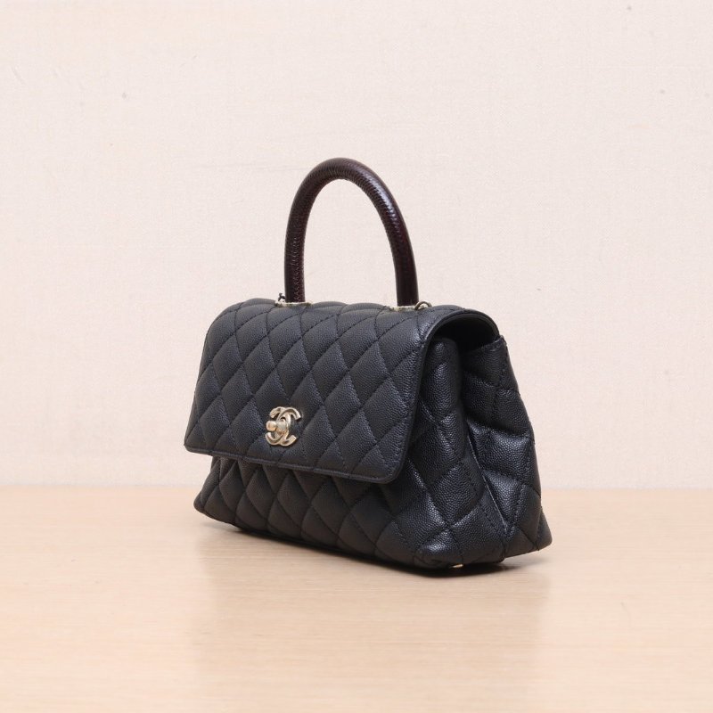 CHANEL CocoHandle小號24黑色荔枝牛皮晶片開淺金扣肩背包-4