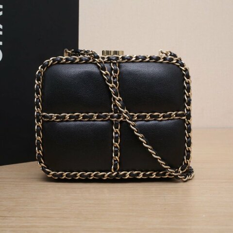CHANEL 黑色羊皮15開淺金扣多鏈條化妝盒肩背包