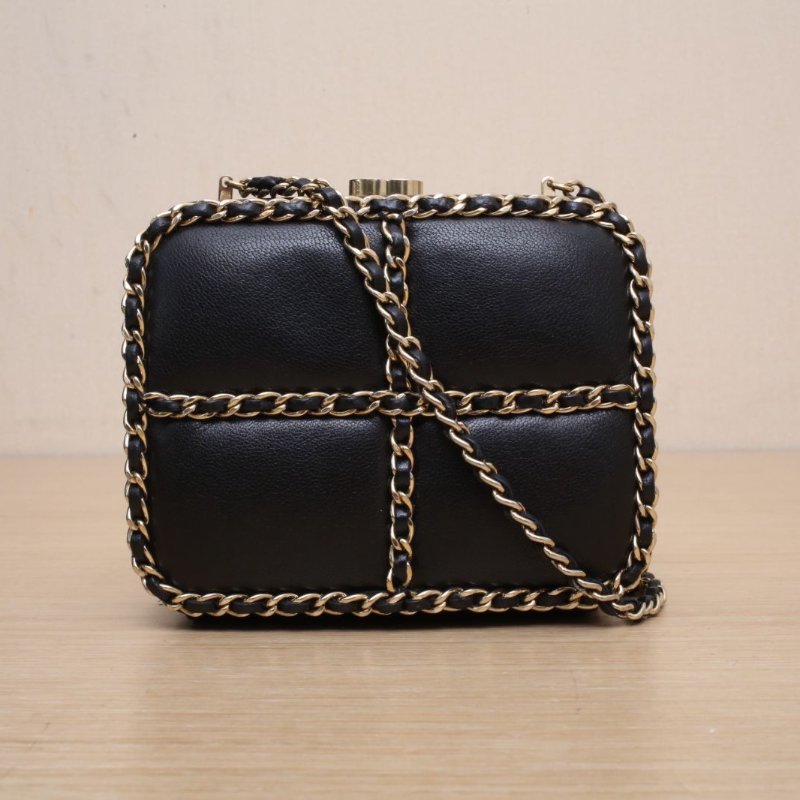 CHANEL 黑色羊皮15開淺金扣多鏈條化妝盒肩背包-1