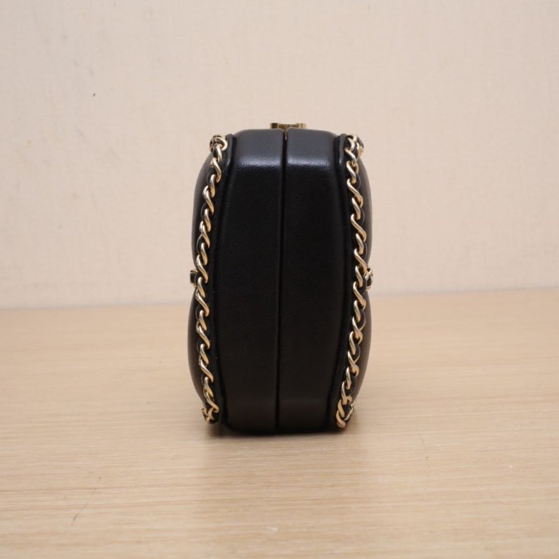 CHANEL 黑色羊皮15開淺金扣多鏈條化妝盒肩背包-3