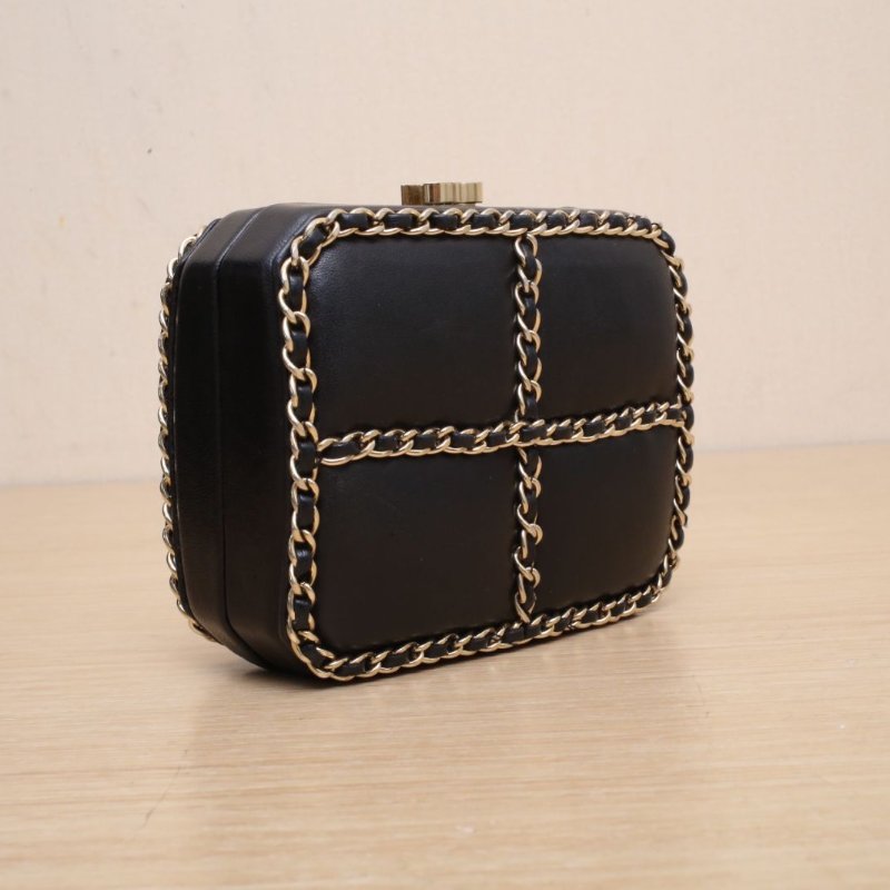 CHANEL 黑色羊皮15開淺金扣多鏈條化妝盒肩背包-4