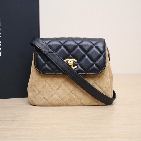 CHANEL 拼色羊皮麂皮鐳射標金扣25A手工坊豎版口蓋包/肩背包