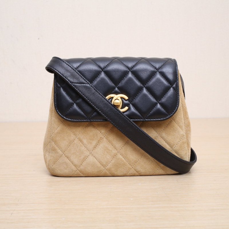 CHANEL 拼色羊皮麂皮鐳射標金扣25A手工坊豎版口蓋包/肩背包-1