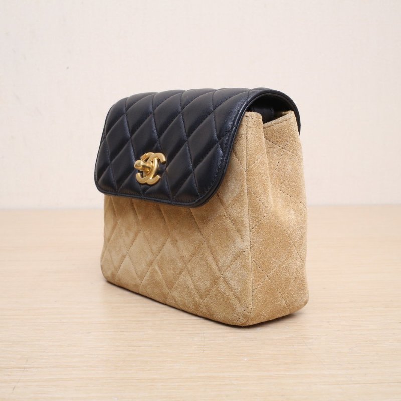 CHANEL 拼色羊皮麂皮鐳射標金扣25A手工坊豎版口蓋包/肩背包-4