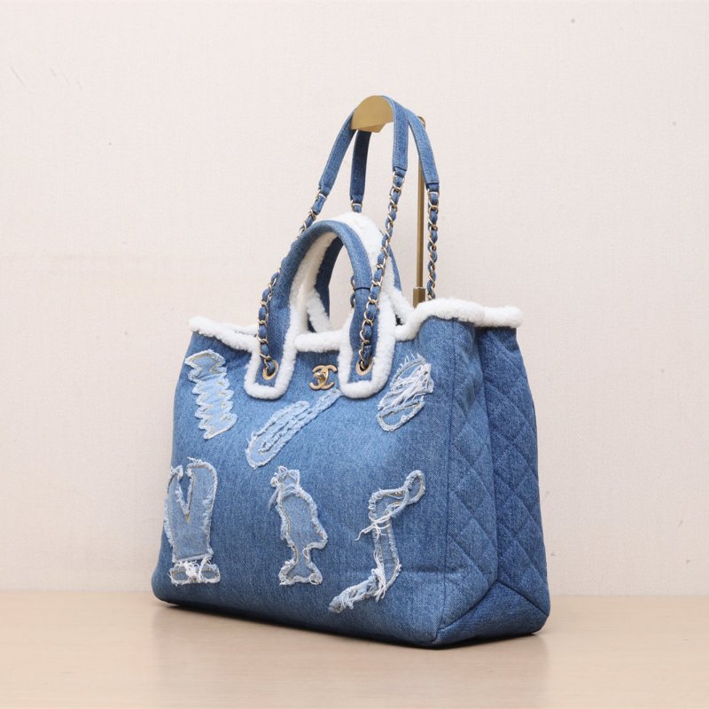 CHANEL 牛仔藍牛仔羊羔毛28開金扣羊羔絨沙灘包藍/肩背包-4