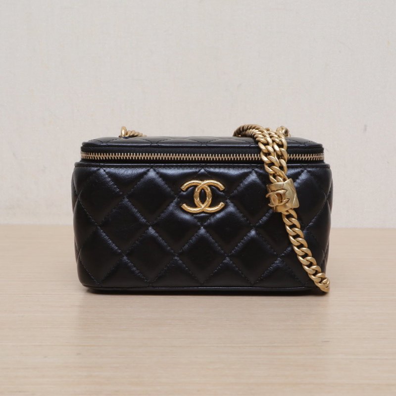 CHANEL 長盒子化妝包帶鏡子17金柱調節扣黑色羊皮鐳射標鳳梨扣金柱調節扣鏈條肩背包-1