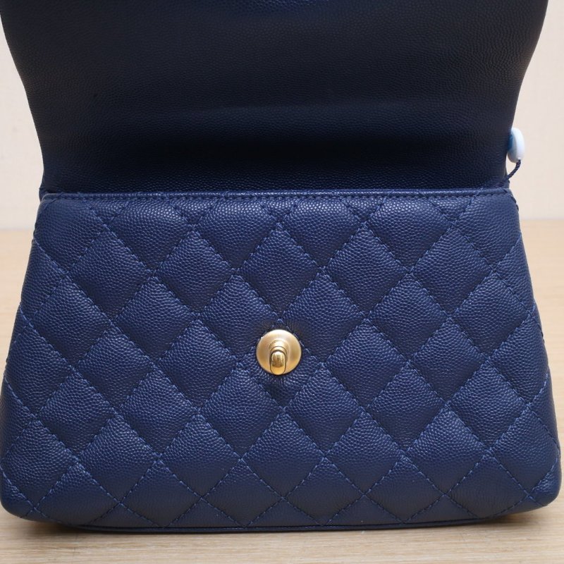 CHANEL CocoHandle小號24藍色荔枝牛皮25開金扣肩背包-3
