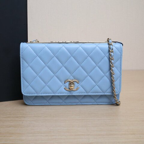 CHANEL TrendyCCWOC19藍色羊皮晶片開淺金扣肩背包