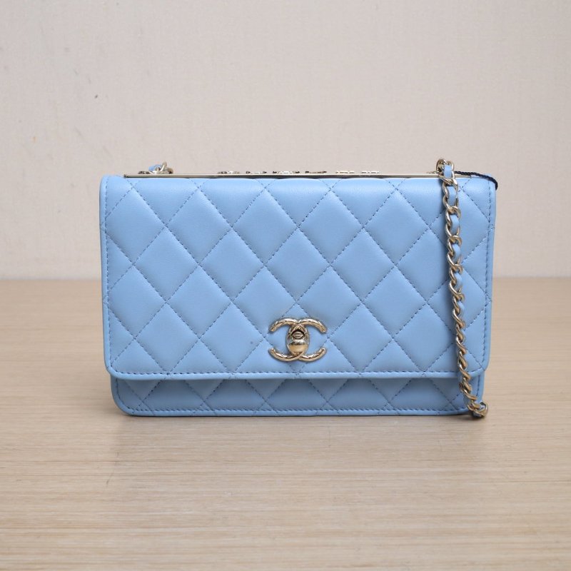 CHANEL TrendyCCWOC19藍色羊皮晶片開淺金扣肩背包-1