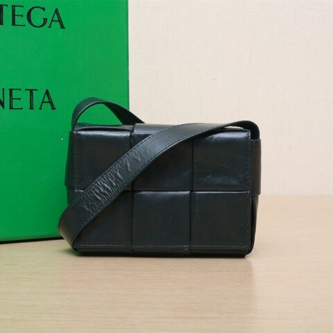 BOTTEGA VENETA CassetteMini12綠色油蠟皮肩背包