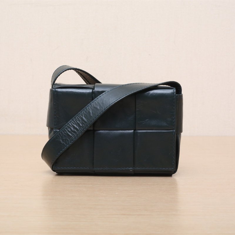 BOTTEGA VENETA CassetteMini12綠色油蠟皮肩背包-1